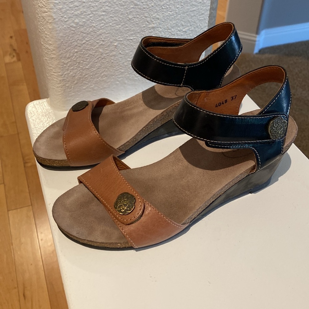 taos Black Tan Wedge leather Sandal